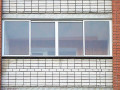 Холодное раздвижное остекление алюминиевыми окнами с подоконником в Москве