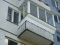 Холодное остекление балкона алюминиевыми окнами с выносом подоконника в Москве
