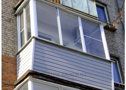 Холодное остекление алюминиевыми окнами с выносом и с внешней отделкой сайдингом в Москве