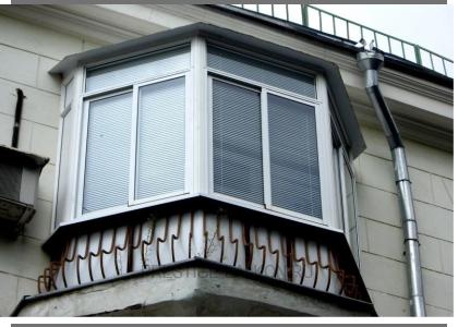 Холодное остекление балкона алюминиевыми окнами с кровлей из профлиста в Москве