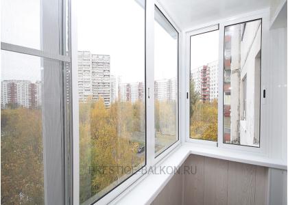 Холодное остекление балкона профилем Provedal с отделкой стен и потолка ламинированными панелями в Москве