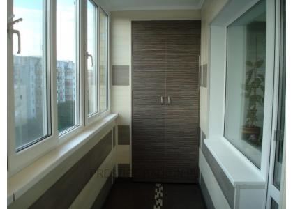 Теплое остекление балкона с утеплением и отделкой ПВХ панелями и ламинатом в Москве