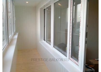 Теплое остекление балкона профилем rehau с утеплением и деревянной отделкой в Москве