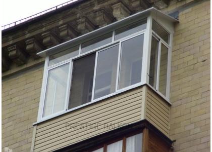 Холодное остекление балкона алюминиевыми окнами с внешней отделкой сайдингом и кровлей из профлиста в Москве