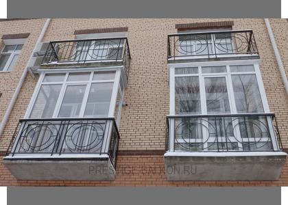 Французское остекление балкона пластиковыми окнами с фигурными ограждениями в Москве