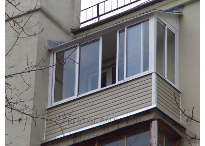 Холодное остекление балкона раздвижными окнами с выносом и крышей в Москве