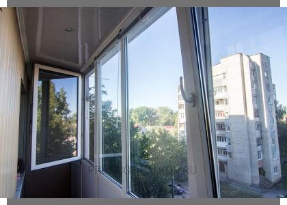 Холодное остекление алюминиевыми окнами Алютех с отделкой стен вагонкой ПВХ в Москве