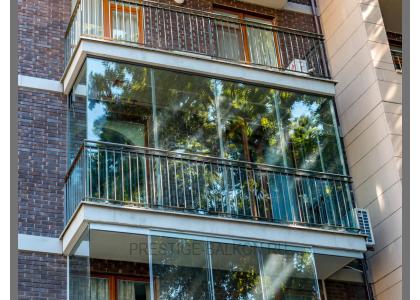 Безрамное остекление балкона с отделкой ограждений в Москве