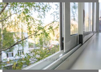 Раздвижное холодное остекление балкона с шумопонижающими отливами в Москве