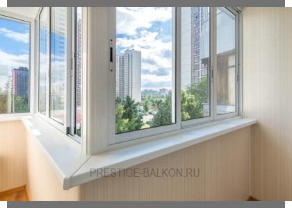 Холодное раздвижное остекление алюминиевыми окнами с отделкой стен и потолка ламинированными панели в Москве