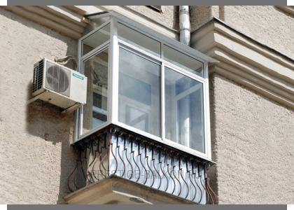 Холодное остекление балкона алюминиевыми окнами с металлической крышей Москве