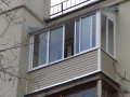 Холодное остекление балкона раздвижными окнами с выносом и крышей