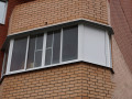 Холодное остекление балкона алюминиевыми окнами и фурнитурой ELEMENTIS (Турция) с отделка потолка вагонкой ПВХ в Москве