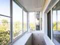 Холодное остекление балкона алюминиевыми окнами с выносом и сушилкой для белья
