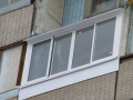 Холодное остекление балкона алюминиевыми окнами с крышей и отделкой стен и потолка вагонкой ПВХ	