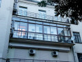 Панорамное остекление балкона с отделкой ограждения в Москве