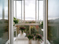 Панорамное остекление балкона алюминиевыми окнами с отделкой ограждений