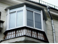 Холодное остекление балкона алюминиевыми окнами с кровлей из профлиста