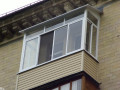 Холодное остекление балкона алюминиевыми окнами с внешней отделкой сайдингом и кровлей из профлиста