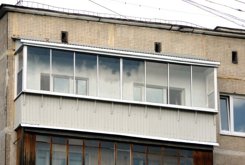 Холодное остекление балкона алюминиевыми окнами с отделкой стен .