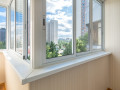 Холодное раздвижное остекление алюминиевыми окнами с отделкой стен и потолка ламинированными панели