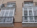 Французское остекление балкона пластиковыми окнами с фигурными ограждениями