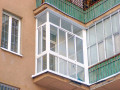 Французское остекление балкона алюминиевыми окнами от пола до потолка