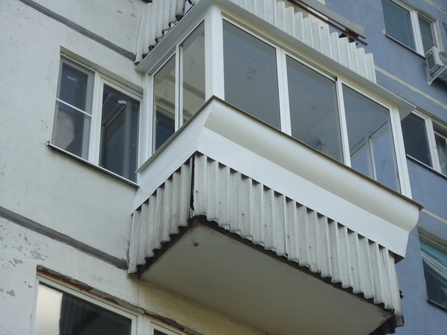 Холодное остекление балкона алюминиевыми окнами с выносом подоконника в .