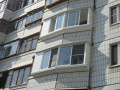 Холодное остекление балкона алюминиевыми окнами с мебелью сушилкой для белья и с выносом