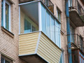 Холодное остекление балкона алюминиевыми окнами с внешней отделкой сайдингом с выносом и с шумопонижающими отливами в Москве