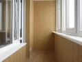 Теплое остекление лоджии пластиковыми окнами и отделка стен и потолка ламинированными панелями